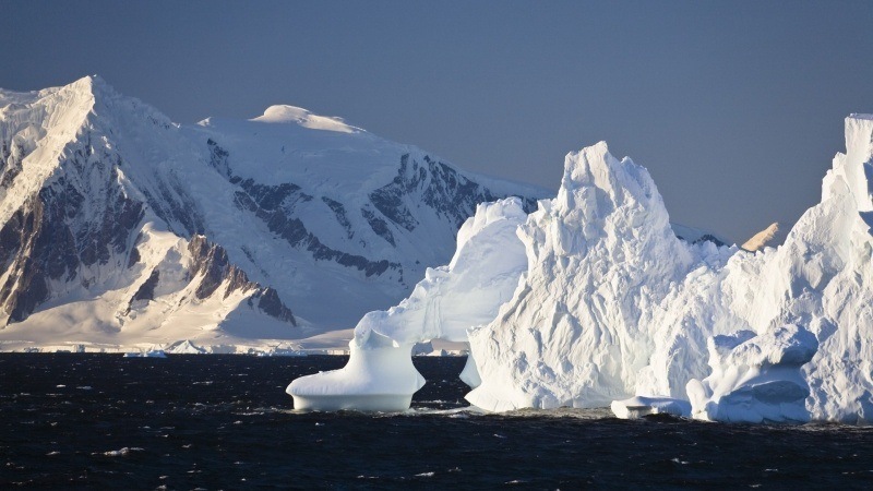 Iceberg et montagne