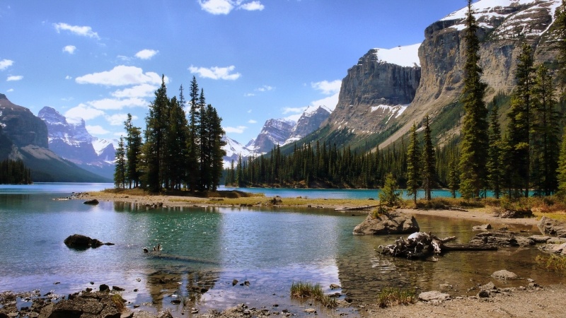 photo fond écran paysage montagne lac forêt sommet enneigé ciel bleu wallpaper hd