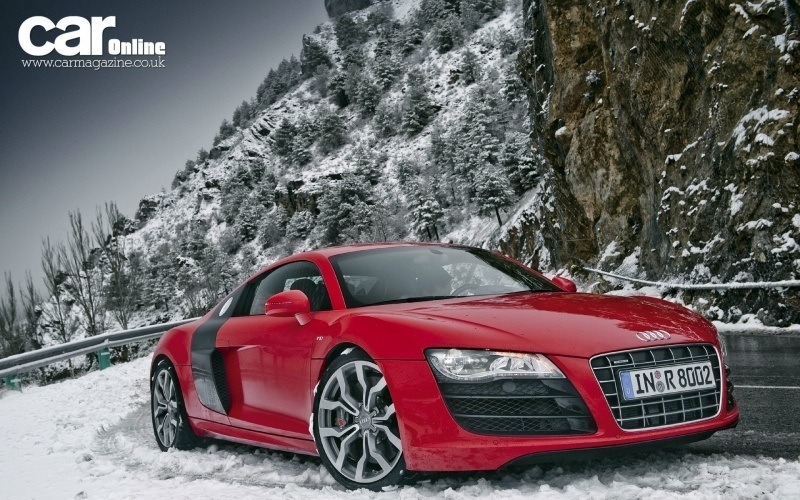 Audi R8 rouge route d'hiver