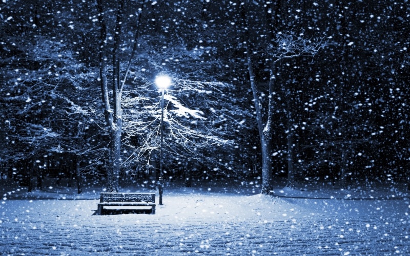 fond écran HD paysage banc parc jardin sous flocons de neige lampadaire nuit hiver photo wallpaper