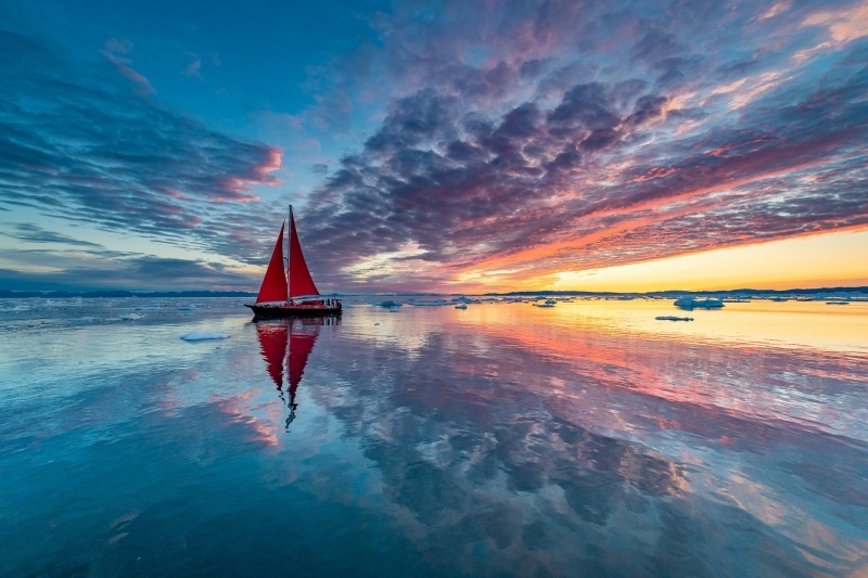 Fond écran HD voilier rouge dans mer de glace polaire au soleil couchant photo wallpaper