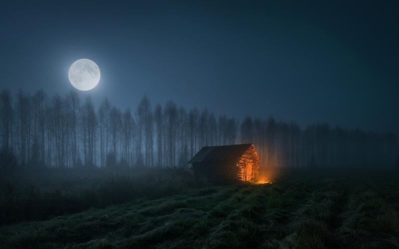 feu de bois près de cabane nuit pleine lune