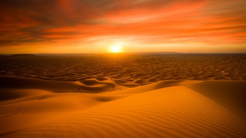 Fond écran HD coucher de soleil sur dune désert