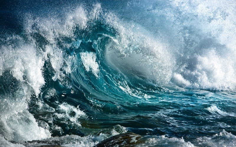 vagues déferlantes et écumes de mer