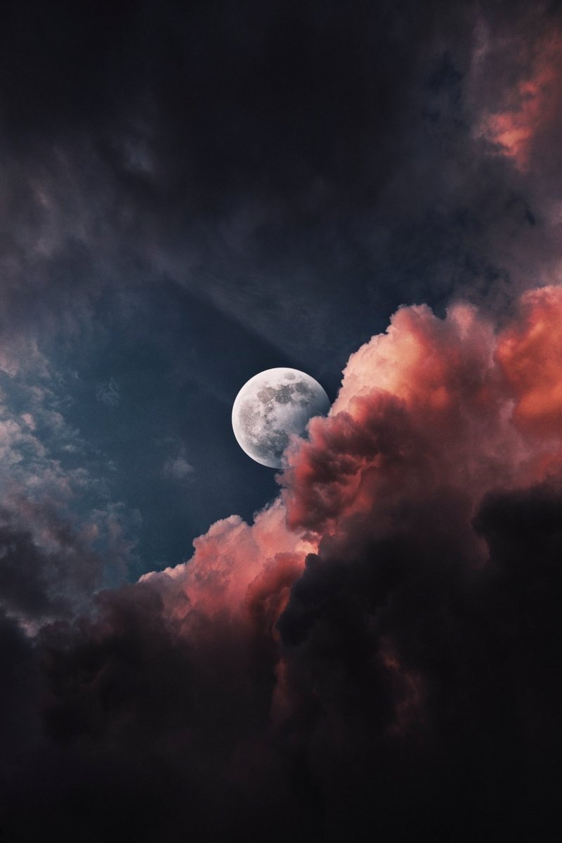 Lune avec nuage coloré dans le ciel
