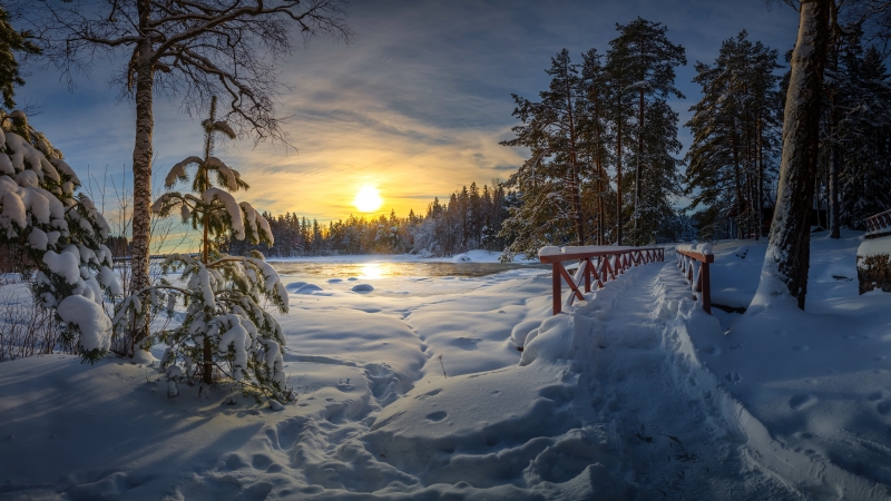 fond écran HD 8K Hiver neige épaisse avec pont sur lac entouré de forêt soleil couchant wallpaper background