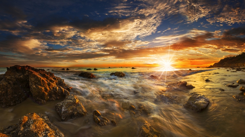 Coucher de soleil sur océan et rochers