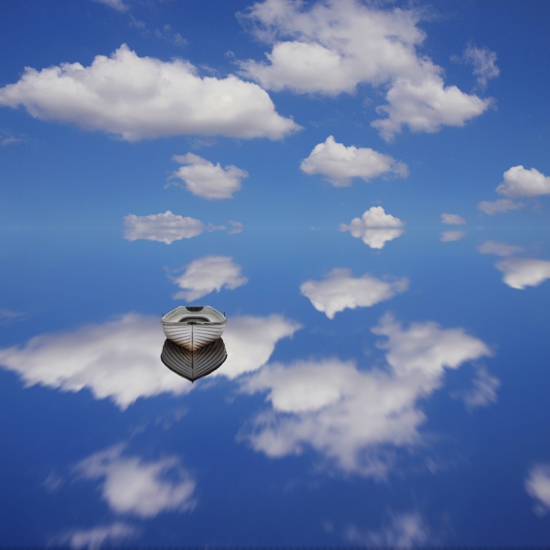 Photo paysage réflexion ciel sur lac avec barque ciel bleu et nuages image fond d'écran background