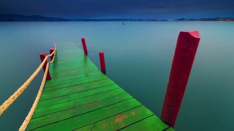 photo ponton peint en vert sur lac