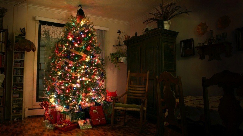 Sapin de Noël décoré et lumineux