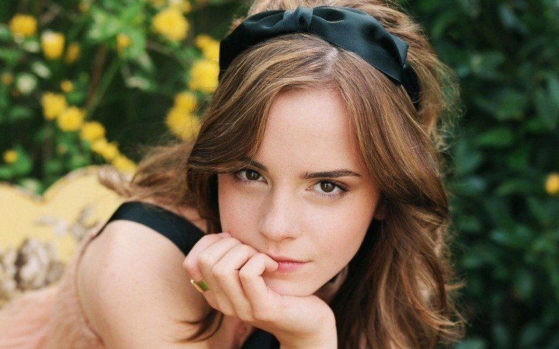 Emma Watson cabelo castanho-escuro