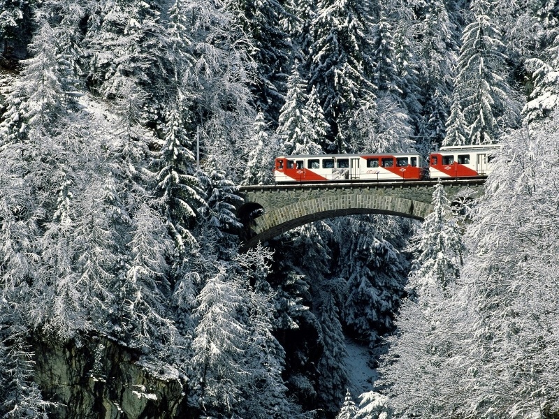 fond écran petit train dans la forêt enneigée en montagne wallpaper HD PC Windows desktop bureau smartphone tablette