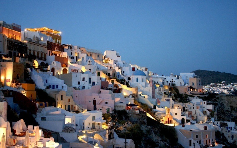 Fond d'écran île de Santorin Grèce maison blanche flanc de montagne