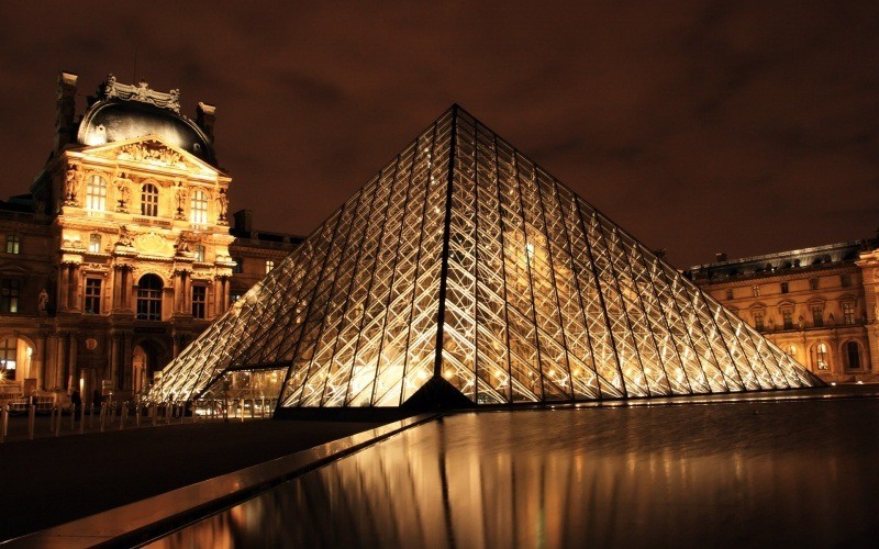 La pyramide du Louvre la nuit