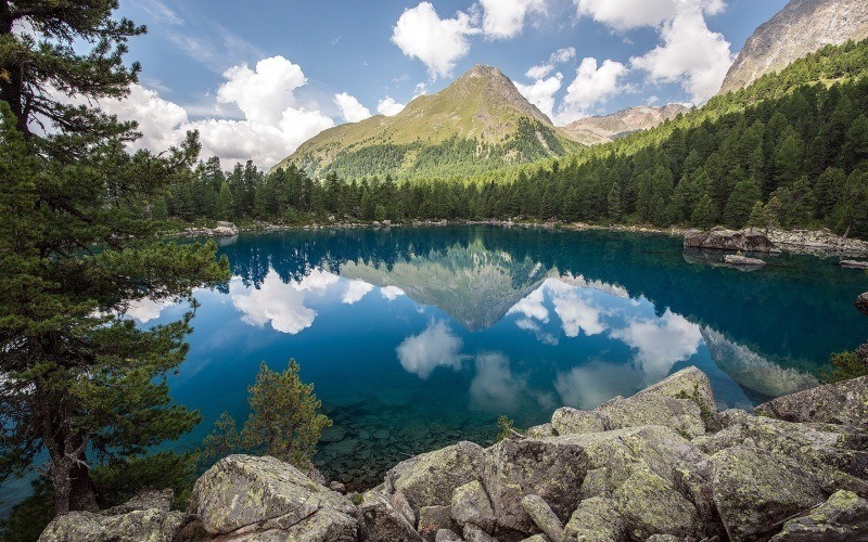 lac de montagne avec reflet eau