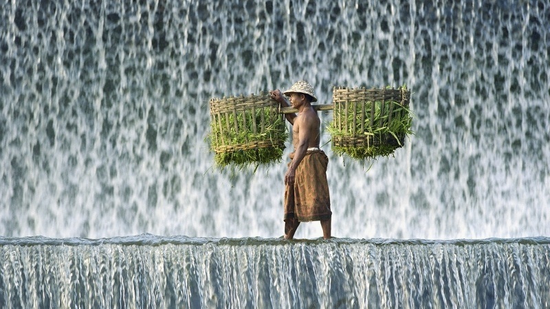 homme traversant cascade rivière fond d'écran