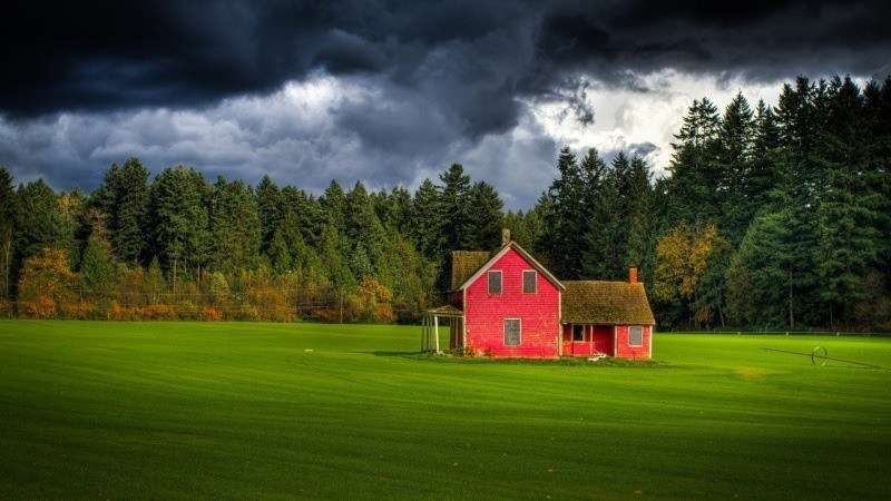 Fond écran HD paysage nature ferme rouge au milieu des champs sous ciel orage gris wallpaper red farm
