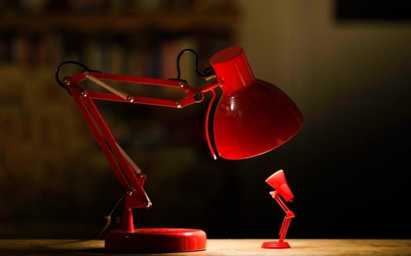 lampe humour rouge grande et petite fond d'écran bureau pc smartphone tablette wallpaper red light on desk