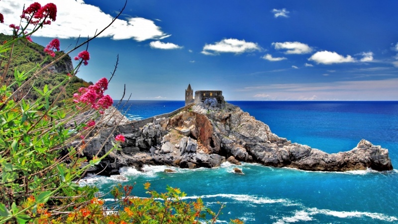 fond écran HD nature paysage Italie Cinque Terre clocher mer turquoise rocher ciel bleu wallpaper photo