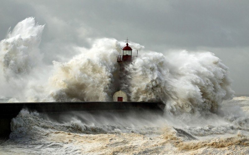 fond d'écran phare en pleine de tempête paquets de mer photo nature