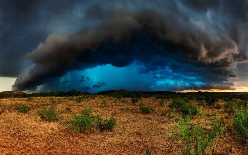 orage nuage sur terre aride