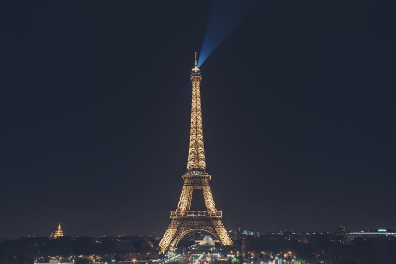 Tour Eiffel Paris illuminé la nuit photo
