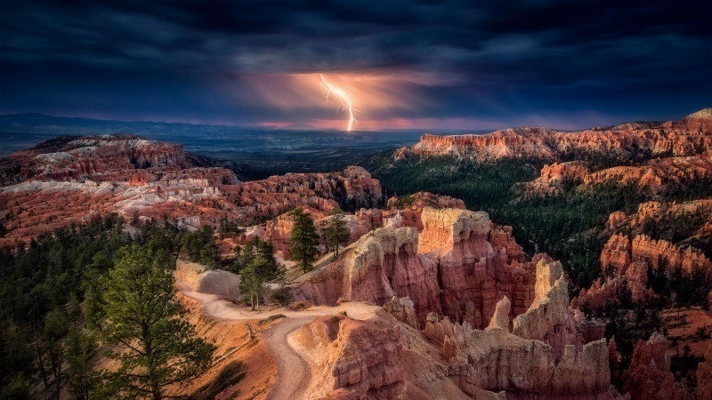 orage éclaire canyon terre ocre fond écran