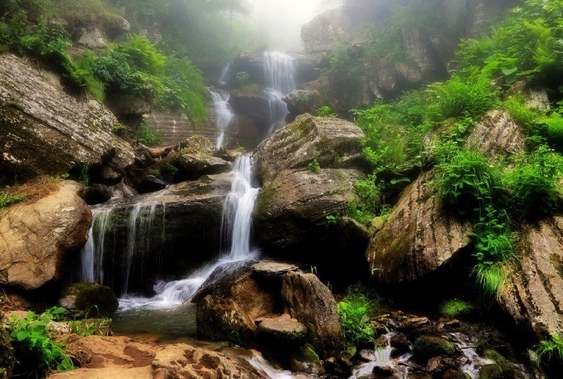 fond d'écran photo cascades rafraîchissant en montagne brumeuse télécharger gratuit wallpaper