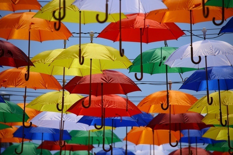 photo parapluies orange bleu jaune vert blanc rou