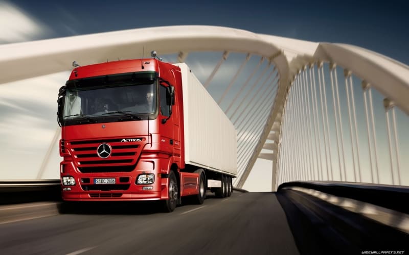 truck camion rouge mercedes sur pont