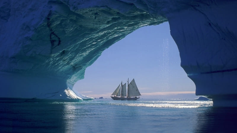 fond écran HD grotte de glace avec vue voilier wallpaper iceberg ships