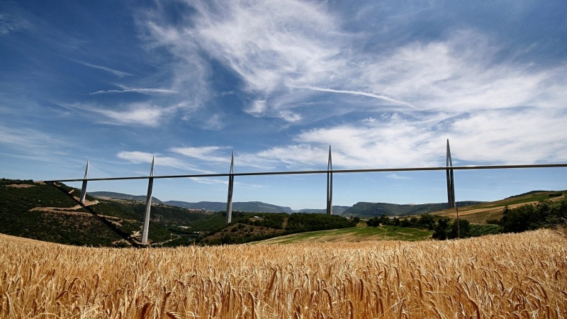 Fond ecran HD viaduc de Millau été France