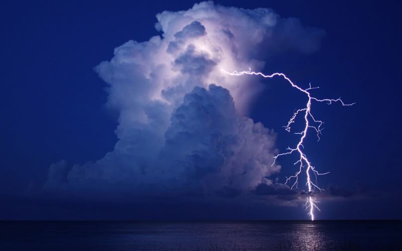 éclair orage nuages nuit sur océan