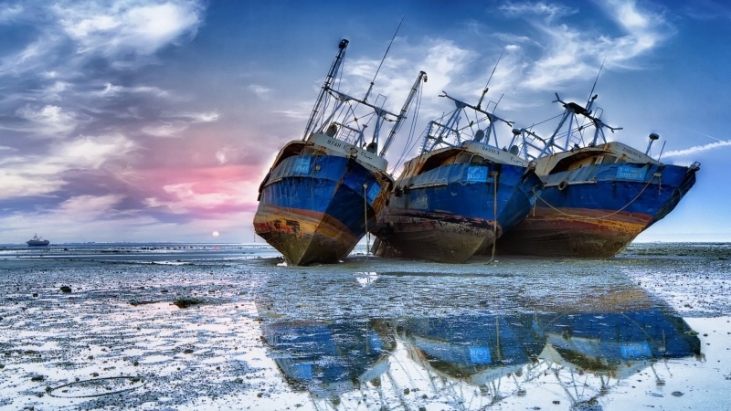 Fond écran HD photo 3 bateaux de pêche chalutiers à marée basse côte ciel bleu nuage image picture wallpaper