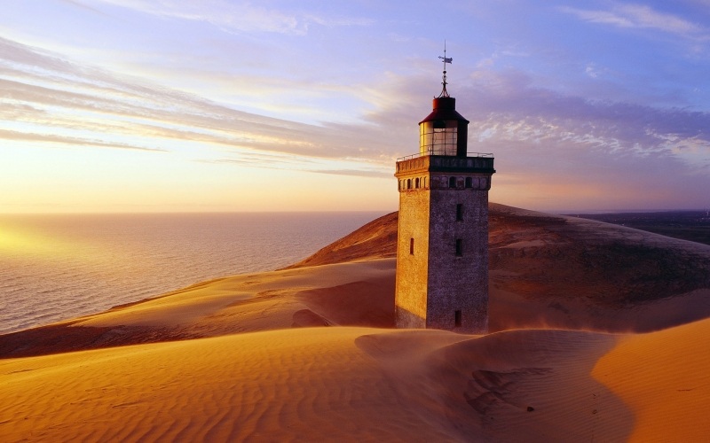 Phare dans les dunes au matin