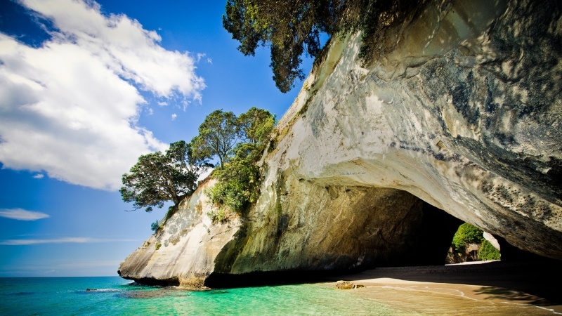 Fond d'écran HD paysage réserve naturelle marine Te Whanganui A Hei Nouvelle Zélande plage grotte ciel bleu mer rubis picture image wal