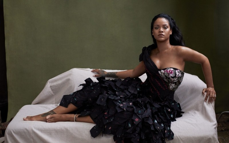 Rihanna chanteuse américaine robe noire soirée