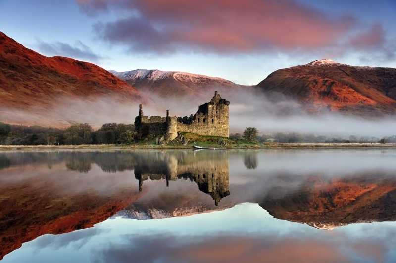 Fond écran HD château en ruine sur lac brumeux dans la lande en Ecosse image picture wallpaper