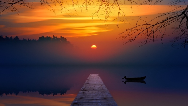 lever de soleil sur étang depuis embarcadère