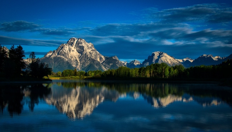 Montagne se reflète dans un lac