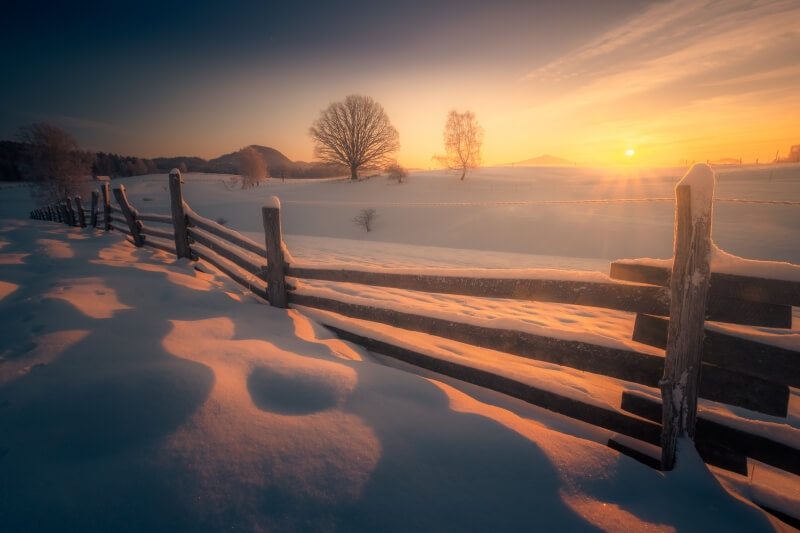 Coucher de soleil campagne enneigée