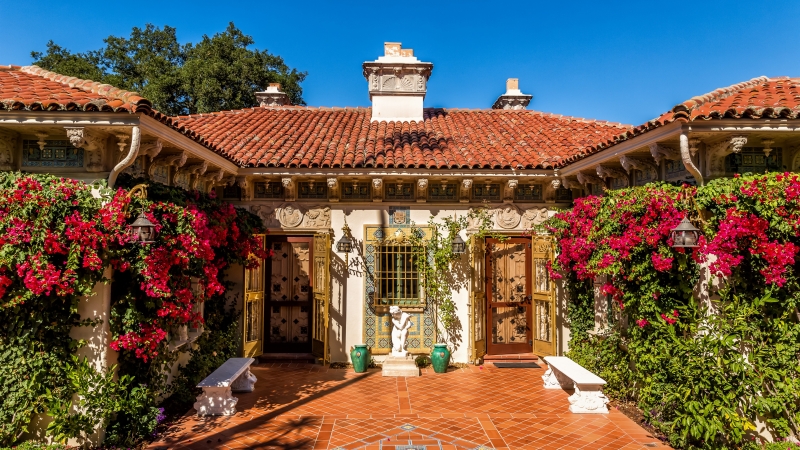 Fond écran HD 4K maison ancienne domus avec fleur grimpante jardin ciel bleu background PC Mac