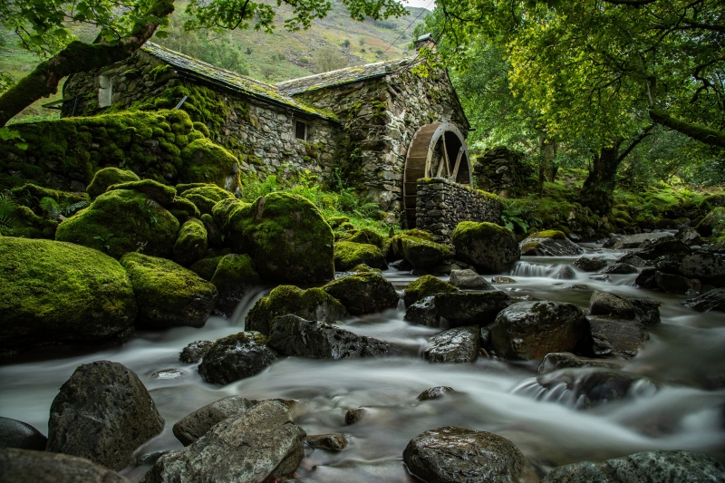 ancien moulin à eau en pierre à flanc de montag