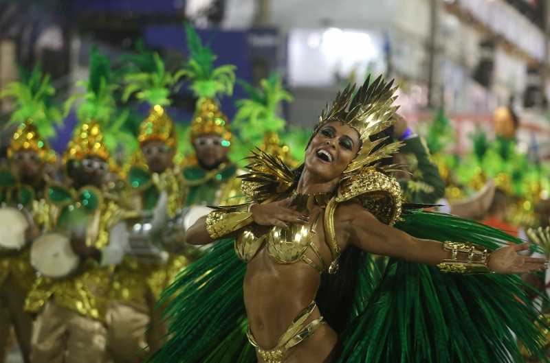 Fond écran HD carnaval Rio de Janeiro Brésil femme costume vert et or fête annuelle 2022