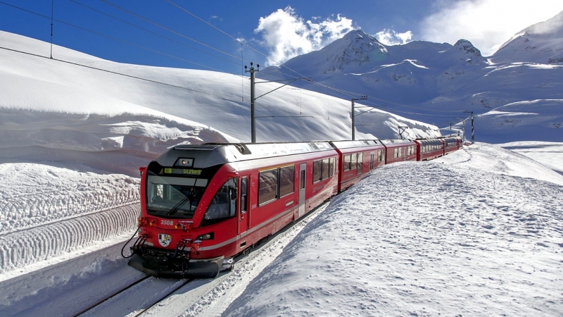 Train rouge Suisse hiver Alpes