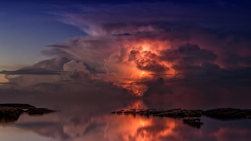 nature coucher de soleil sur fond d'orage