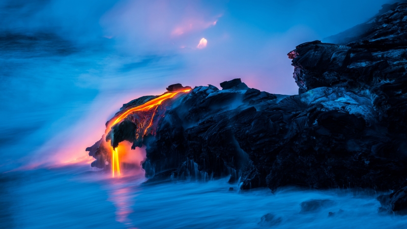 Lave volcan incandescente se jette dans la mer